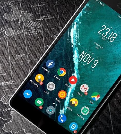 Smartfon lub laptop dla seniora – jak wybrać odpowiedni sprzęt? 